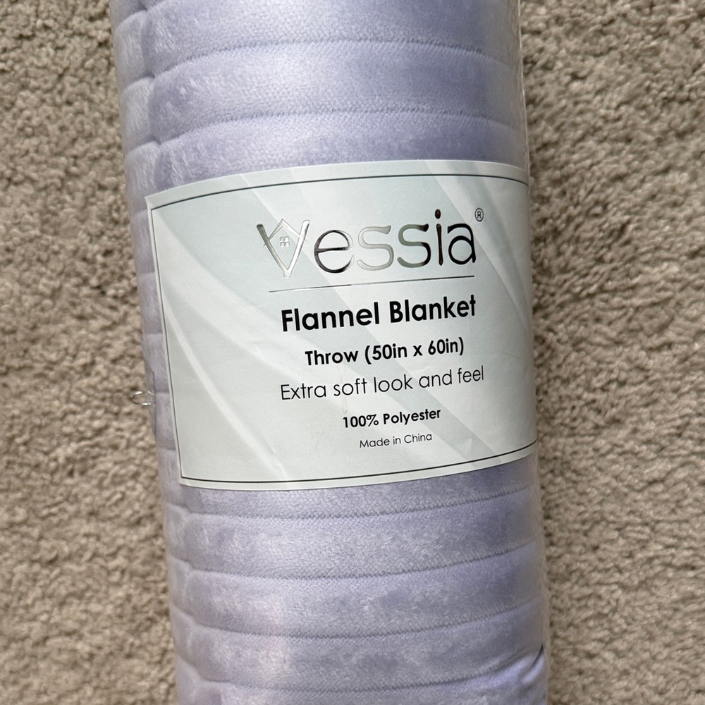 Vessi Flannel Blanket - Elegant Light Gray Throw